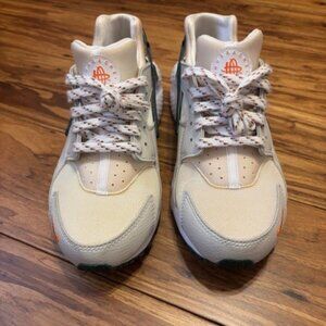 Women's Nike Huarache Run size 7